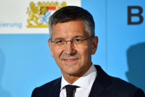 海纳谈FIFA闹剧：还好这事来得快去得也快，所幸欧足联态度强硬
